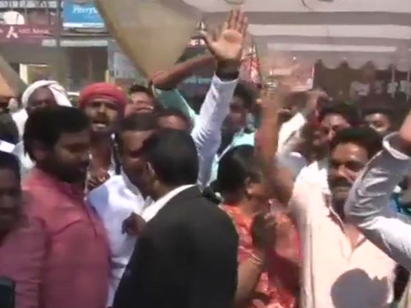 மீடியாக்கள் தடுத்து நிறுத்தம் 