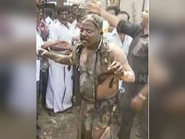 தொண்டர் தீக்குளிப்பு