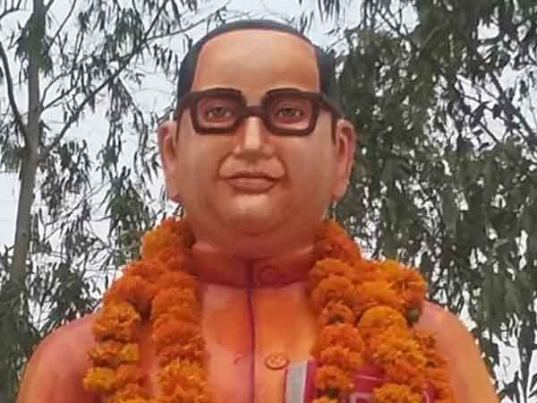 காவி நிறத்தில் அம்பேத்கர் சிலை காவி நிறத்தில் அம்பேத்கர் சிலை