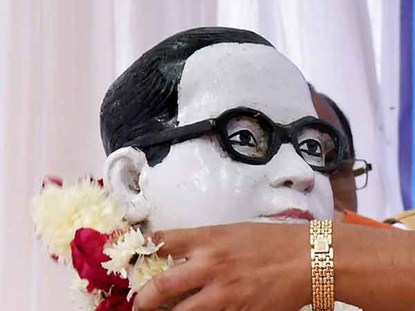 நீல நிறம் பூசப்பட்டது நீல நிறம் பூசப்பட்டது