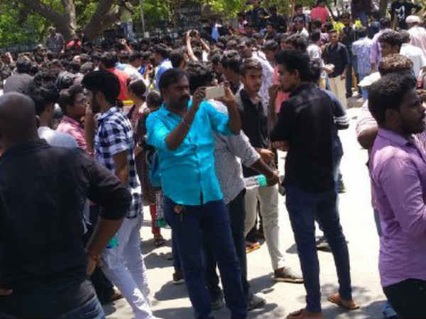 போராட்டக்காரர்கள் என்ற போர்வையில் 