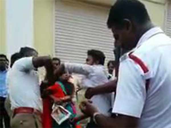 சட்டையை பிடித்த பிரகாஷ் சட்டையை பிடித்த பிரகாஷ்