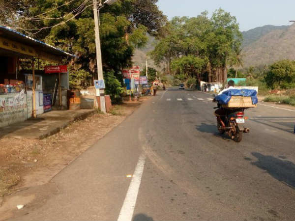 சாலைகள் வெறிச் 