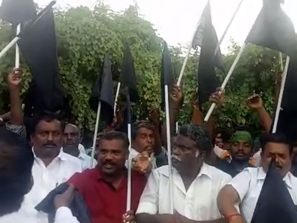 அதிகாலை முதலே போராட்டம் 