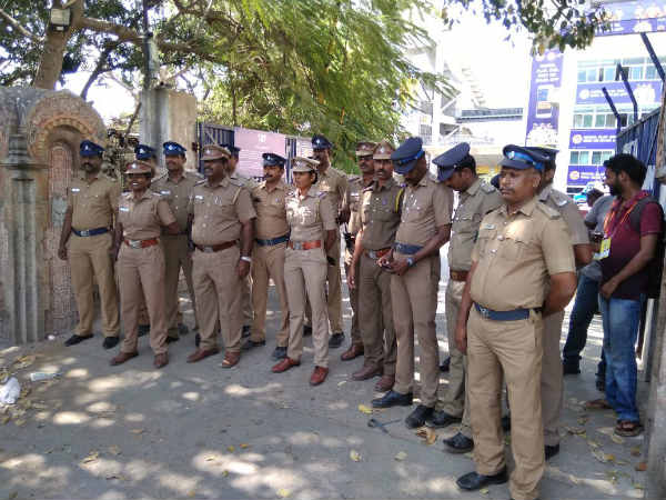 வீரர்களுக்கு பாதுகாப்பு கெடுபிடிகள் வீரர்களுக்கு பாதுகாப்பு கெடுபிடிகள்