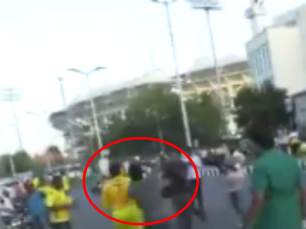  ரசிகர்கள் மீது தாக்குதல்