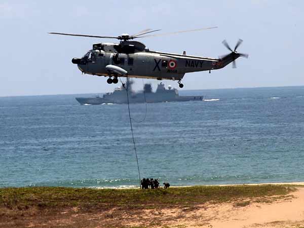துறைமுகத்தில் பார்வைக்கு உள்ள போர்க்கப்பல் துறைமுகத்தில் பார்வைக்கு உள்ள போர்க்கப்பல்