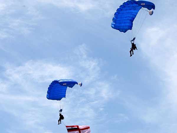 பொதுமக்கள் கண்டுகளிக்கலாம் பொதுமக்கள் கண்டுகளிக்கலாம்