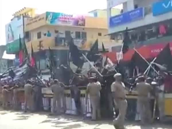 திமுகவின் கருப்புக்கொடி 