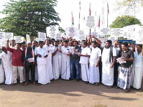 DMK protest against the government in Vadagarai 