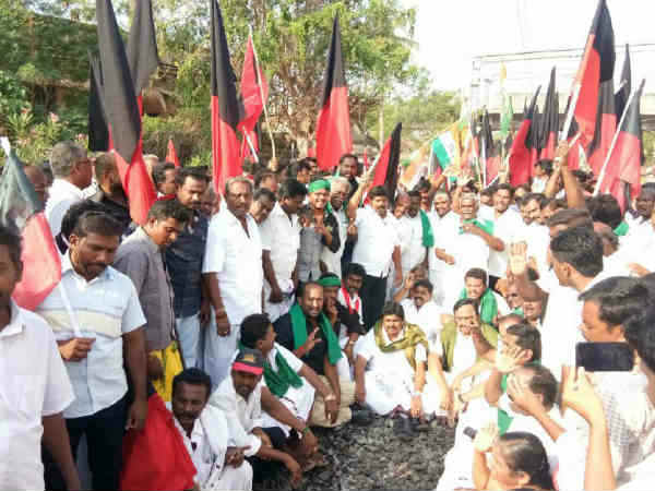 Opponent parties conducts rail blockade in Tamilnadu demanding Cauvery management board 