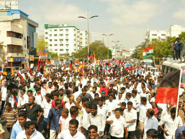 Stalin and his ally leaders sit in agitation for Cauvery in Beach road 