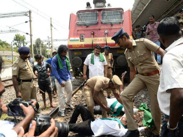திமுகவினர் ரயில் மறியல் 