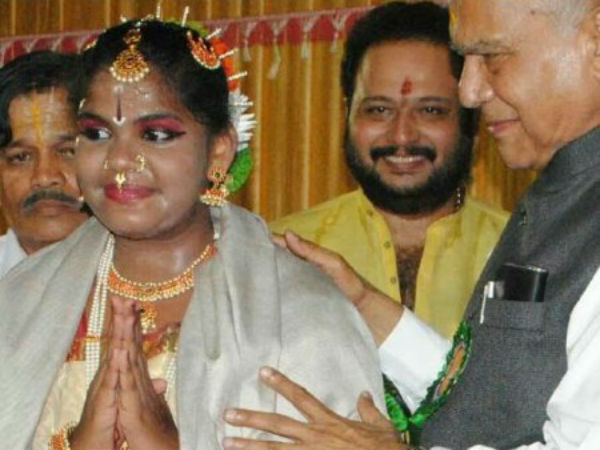 Governor again caught patting in Thirvaiyar 