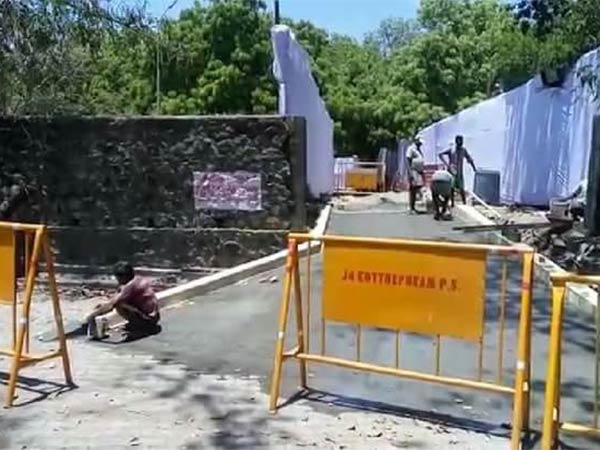மான்கள் நடமாடும் பகுதி சுவர் 