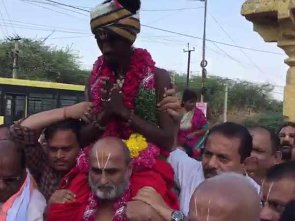 தோளில் சுமந்து கொண்டு ஊர்வலம் 