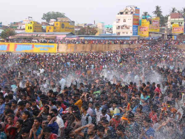 Kallazhagar gets into Vaigai river after Ethirsevai function in Madurai 