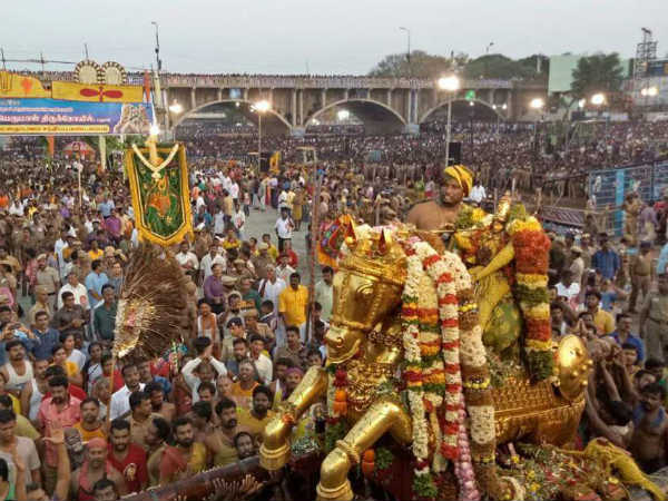 Kallazhagar gets into Vaigai river after Ethirsevai function in Madurai 