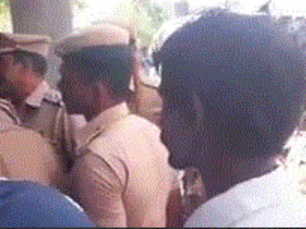 வீட்டின் கதவை உடைத்து கைது வீட்டின் கதவை உடைத்து கைது