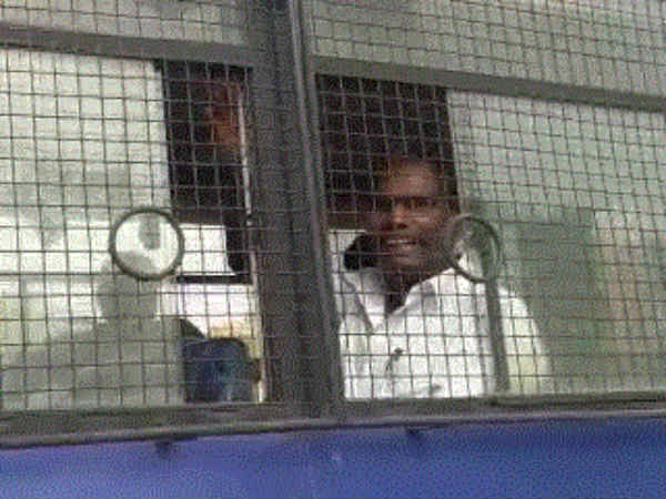 இந்துத்துவா அமைப்பால் அச்சுறுத்தல் 