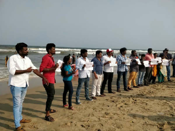 கடற்கரையை மூடினர் 