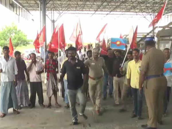 Nam Thamizhar cadres siege Kayatharu tolgates Nam Thamizhar cadres siege Kayatharu tolgates