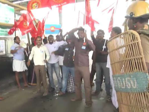 Nam Thamizhar cadres siege Kayatharu tolgates Nam Thamizhar cadres siege Kayatharu tolgates