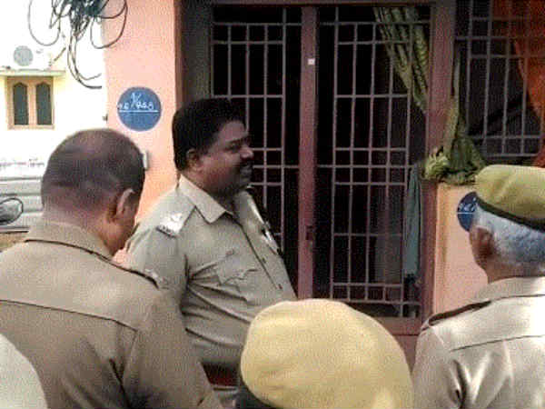 வெளியே வர மறுப்பு 