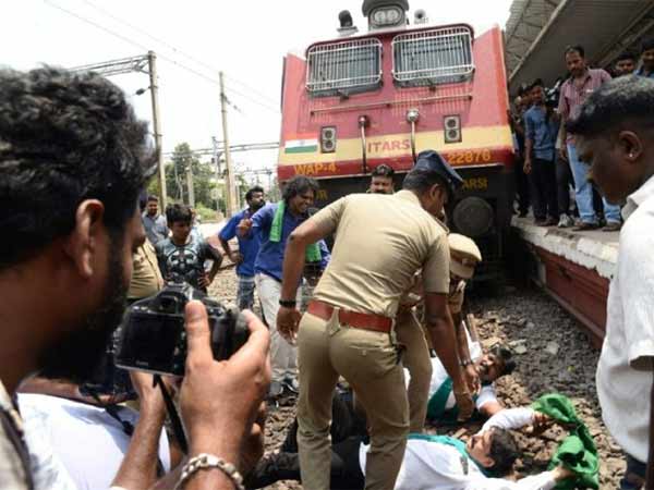 தமிழகத்தில் ஆர்ப்பாட்டம் 