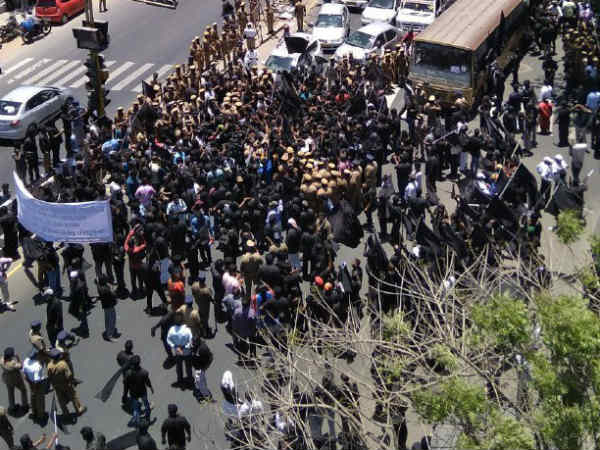 கறுங்கடலான சென்னை நகரம் 