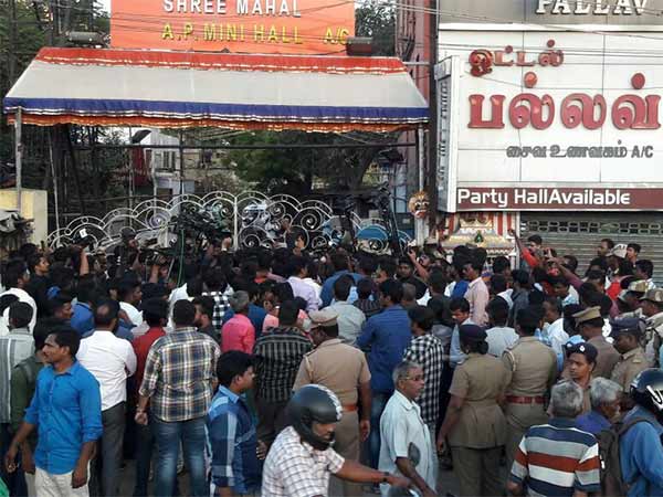 Police did latti Charge on the people who protest demanding Seeman release 