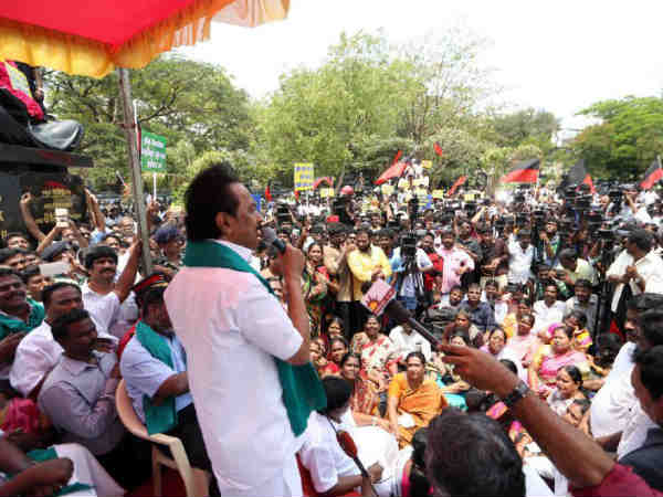 MK Stalin wears Green towel and involve in protest 