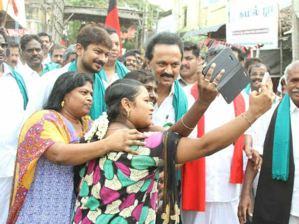 செல்ஃபி வித் ஸ்டாலின் உதயநிதி செல்ஃபி வித் ஸ்டாலின் உதயநிதி