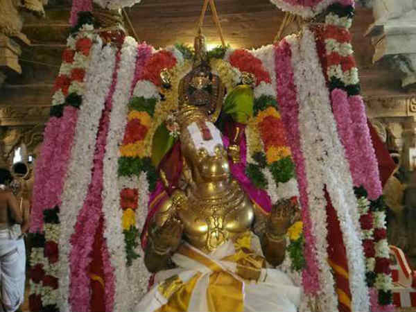 கருட வாகனத்தில் எழுந்தருளல் 