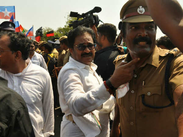 போலீஸ் தடுப்பு 