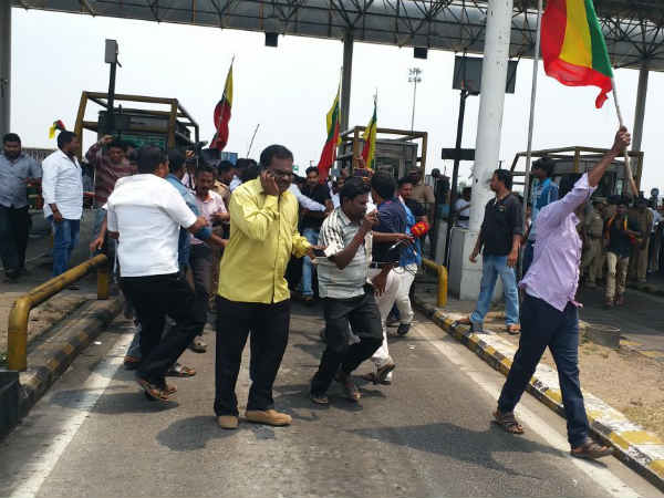 Velmurugan Arrested for Protesting at Ulundurpet Tollgate Velmurugan Arrested for Protesting at Ulundurpet Tollgate