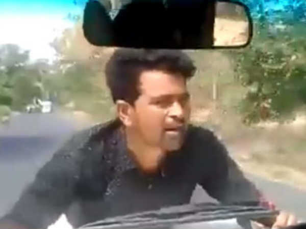 வழிமறித்த இளைஞர் 