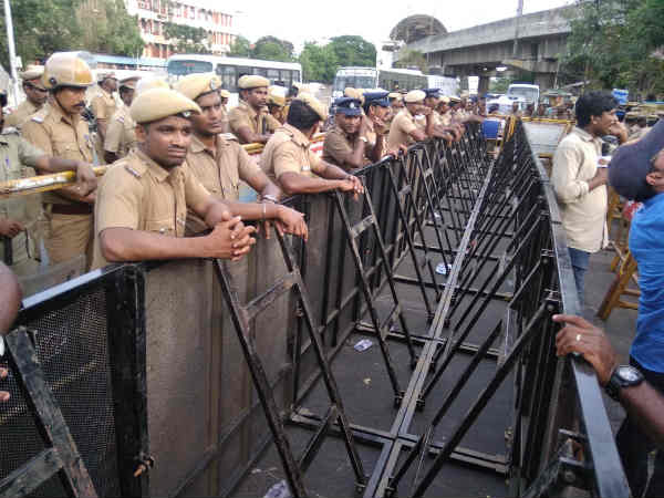 Huge protest lead by Tamil groups against TN Gov in Chennai 