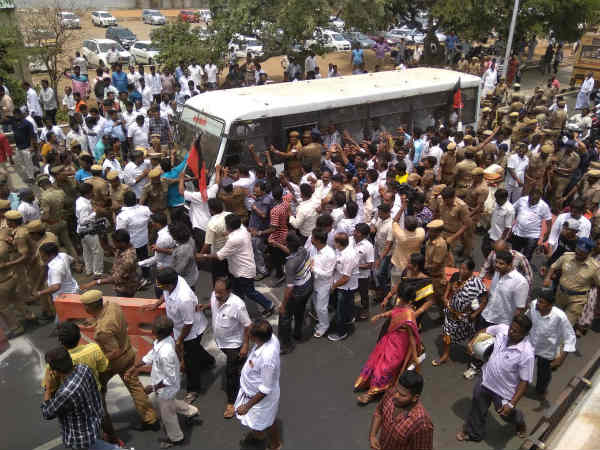 ஆயிரக்கணக்கில் திமுகவினர் 