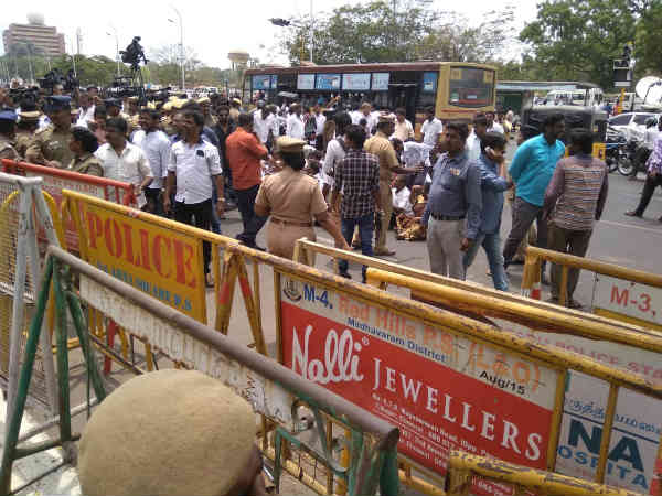  களம் இறங்கிய மாணவர்கள் 