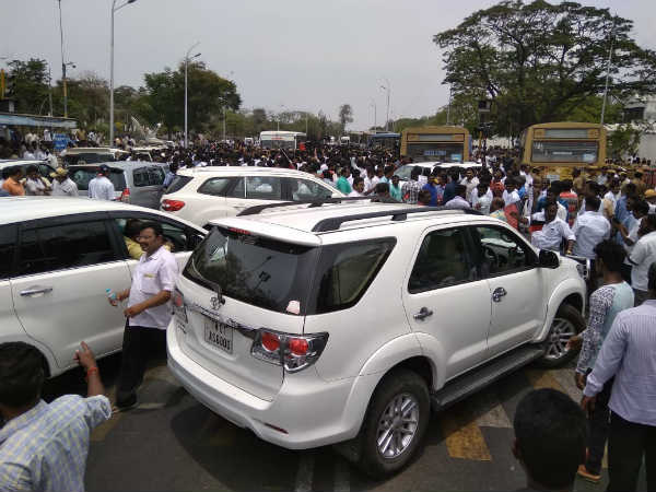  வாகனங்கள் தேக்கம்