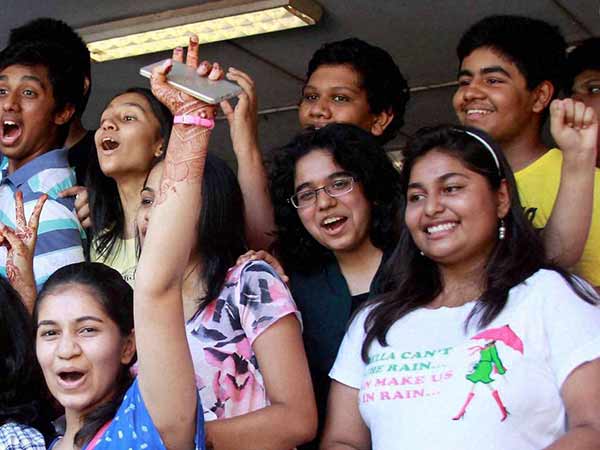 700 மதிப்பெண்களுக்கு கீழ் 