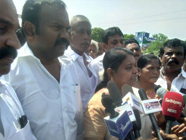 கிராம மக்கள் முற்றுகை 