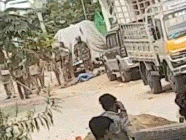 சரிந்து உட்காருகிறார் 