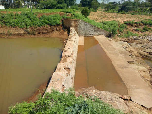 தடுப்பணைகள் சீரமைக்க வேண்டும்