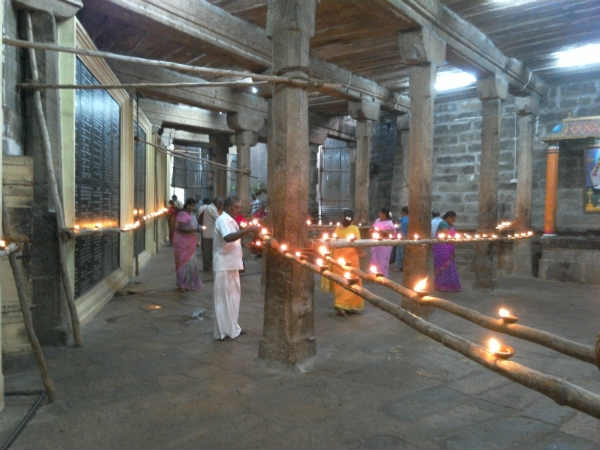 கிழக்கு திசை விளக்கு