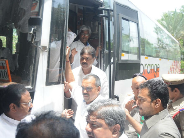 BJP called Congress and JDS MLAs to jump the wall of resort and board the BJP car 