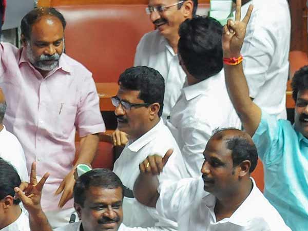  எம்எல்ஏக்கள் கலக்கம் 