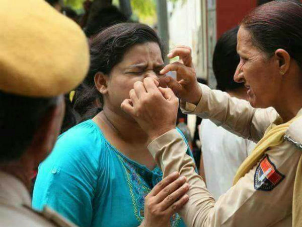 மூக்குத்தியை ஏன் பறிக்கிறீர்கள் 