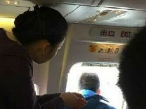 ஜன்னலை திறக்க முயற்சி 